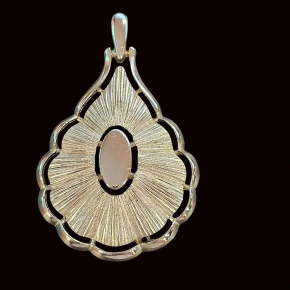 Vintage Signed CROWN TRIFARI Tear Drop Silver Tone Pendant 70s 80s Boho Hippie - Picture 1 of 8